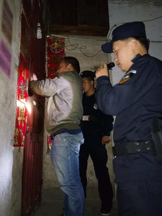 安庆粗心妈妈误将幼女锁家中 